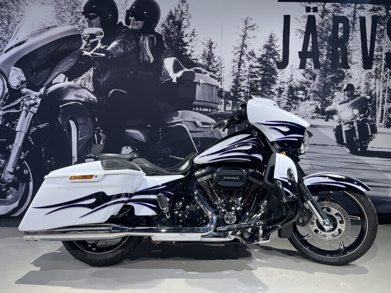 2016 Harley-Davidson® CVO™ Street Glide® White Amethyst/Black Licorice Flames