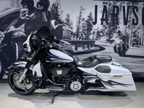 2016 Harley-Davidson® CVO™ Street Glide® White Amethyst/Black Licorice Flames thumb 0