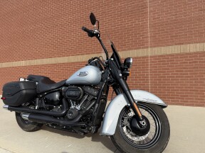 2024 Harley-Davidson® Heritage Classic Atlas Silver Metallic - Black Finish thumb 2