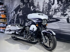 2016 Harley-Davidson® CVO™ Street Glide® White Amethyst/Black Licorice Flames thumb 3