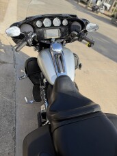 2015 Harley-Davidson® Ultra Limited BRIL SLVR/V BLK W/ PINSTRIP thumb 2