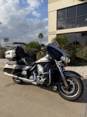 2015 Harley-Davidson® Ultra Limited BRIL SLVR/V BLK W/ PINSTRIP thumb 3