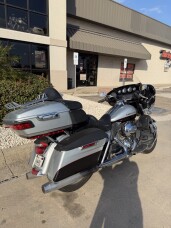2015 Harley-Davidson® Ultra Limited BRIL SLVR/V BLK W/ PINSTRIP thumb 1