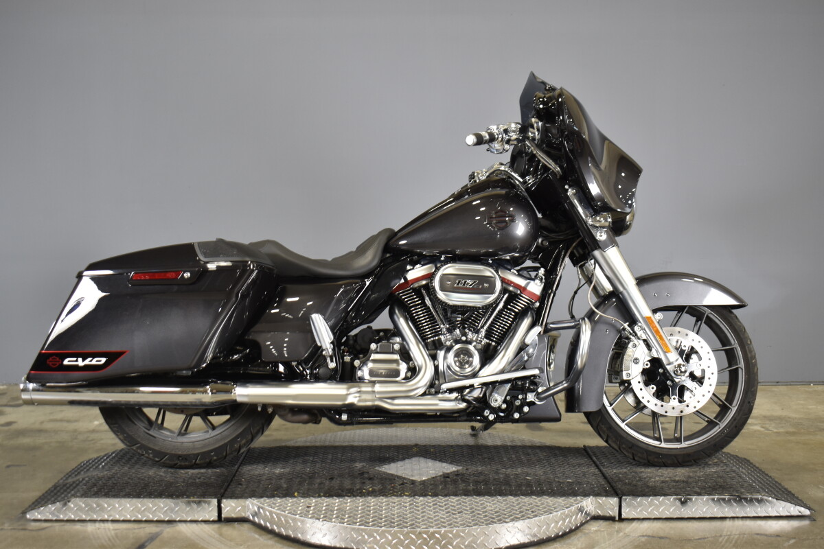 Harley Davidson ハーレー2020何FLHXSE CVO純正シート FLHX シート 52320-11 5HD1KBME5EB682*** ハーレー 純正 中古 2014年式