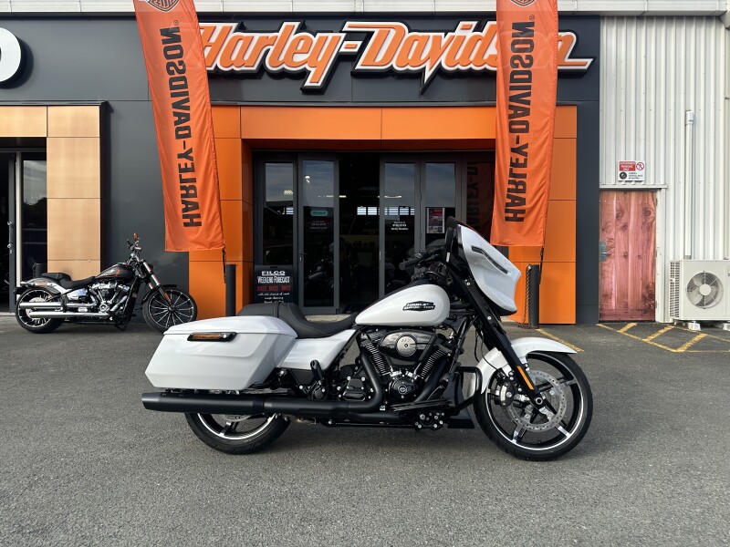 2025 Harley-Davidson® Street Glide™ White Onyx Pearl - Black Finish