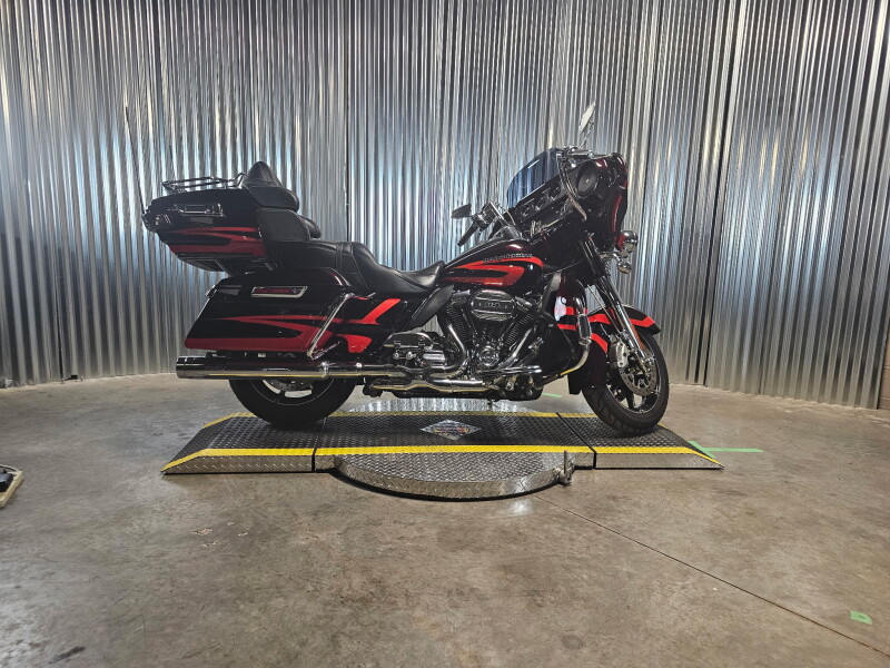 2017 Harley-Davidson® CVO™ Limited Black Garnet & Electric Red Pearl with Carbon Dust including Cont