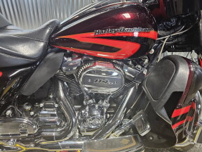 2017 Harley-Davidson® CVO™ Limited Black Garnet & Electric Red Pearl with Carbon Dust including Cont thumb 3