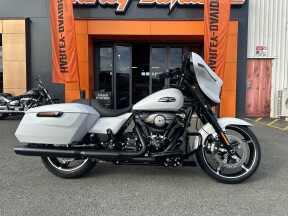 2025 Harley-Davidson® Street Glide™ White Onyx Pearl - Black Finish thumb 3
