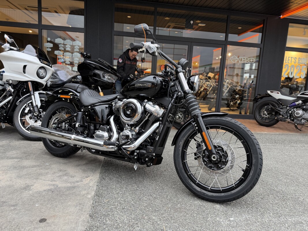 ぼぶ 新車］2026 ストリートボブ™ Vivid Black Chrome Laced Wheels