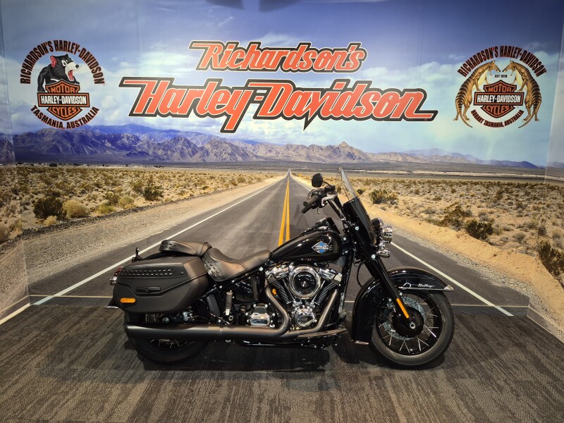 2026 Harley-Davidson® Heritage Classic® Vivid Black Black Laced Wheels