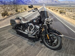 2026 Harley-Davidson® Heritage Classic® Vivid Black Black Laced Wheels thumb 1