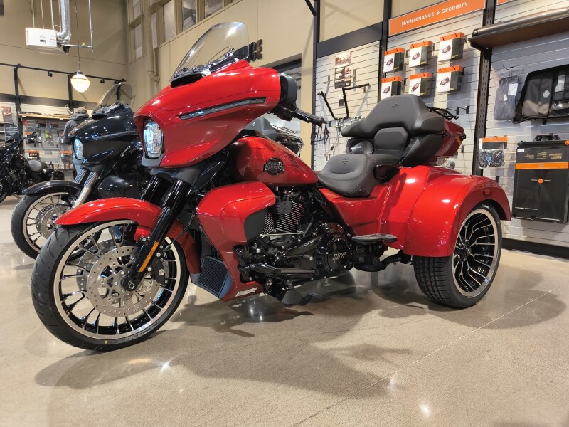 2026 Harley-Davidson® Street Glide 3 Limited Brilliant Red Chrome Trim