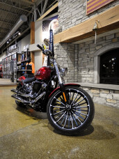 Harley-Davidson® Breakout™ 2025 FXBR BRILLIANT RED thumb 3