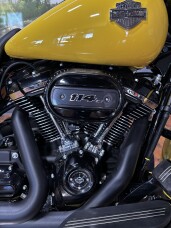 2023 Harley-Davidson® Road King® Special INDUSTRIAL YLW thumb 2