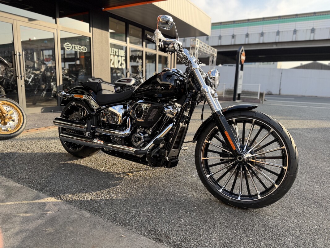 2026 ブレイクアウト Vivid Black Chrome Trim | Harley-Davidson® 姫路
