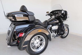 2024 Harley-Davidson® Tri Glide™ Ultra Vivid Black thumb 3