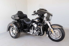 2024 Harley-Davidson® Tri Glide™ Ultra Vivid Black thumb 2