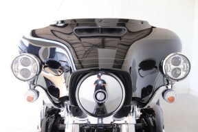 2024 Harley-Davidson® Tri Glide™ Ultra Vivid Black thumb 1