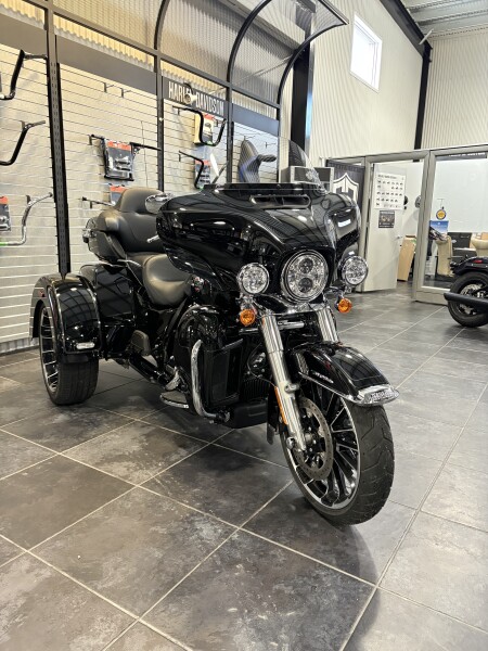 2025 Tri-Glide w/under 1,900kms!!