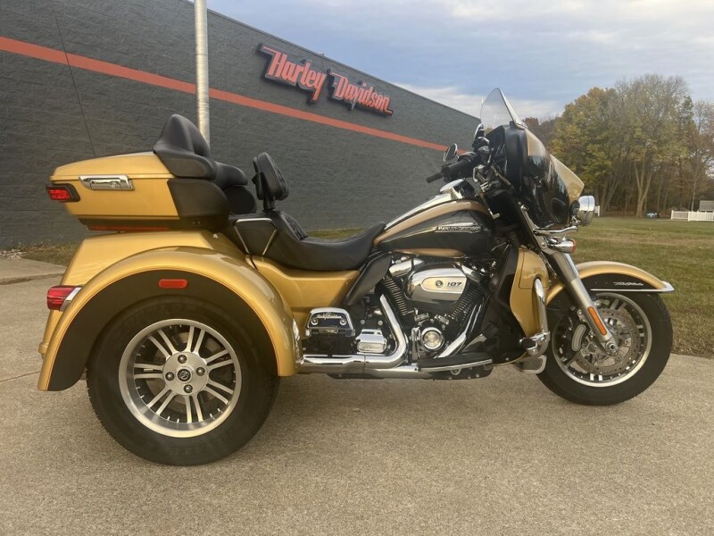 2017 Harley-Davidson® Tri Glide® Ultra Two-Tone Black Hills Gold/Black Quartz