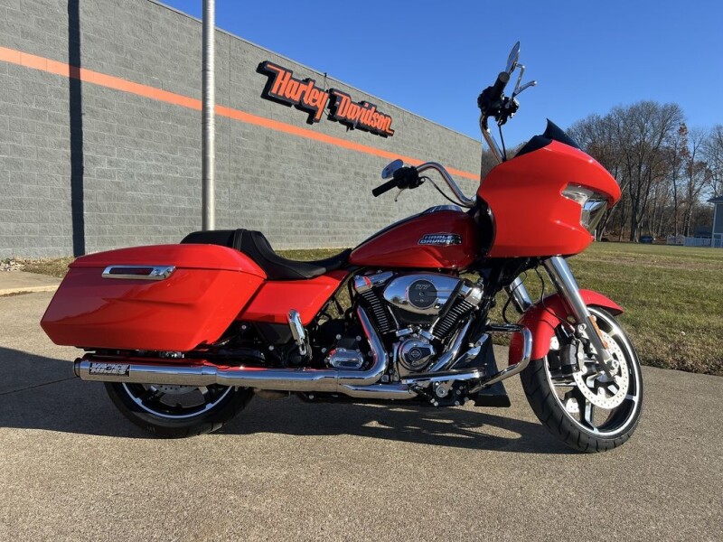 2026 Harley-Davidson® Road Glide® Blood Orange Chrome Trim