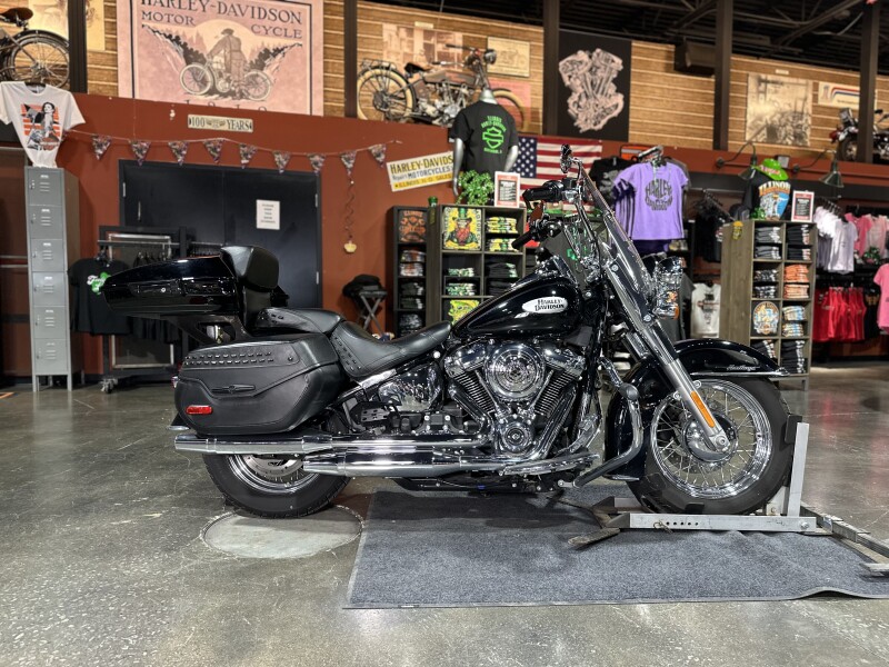 Harley-Davidson® Heritage Classic 107 2021 FLHC VIVID BLACK - BLACK FINISH