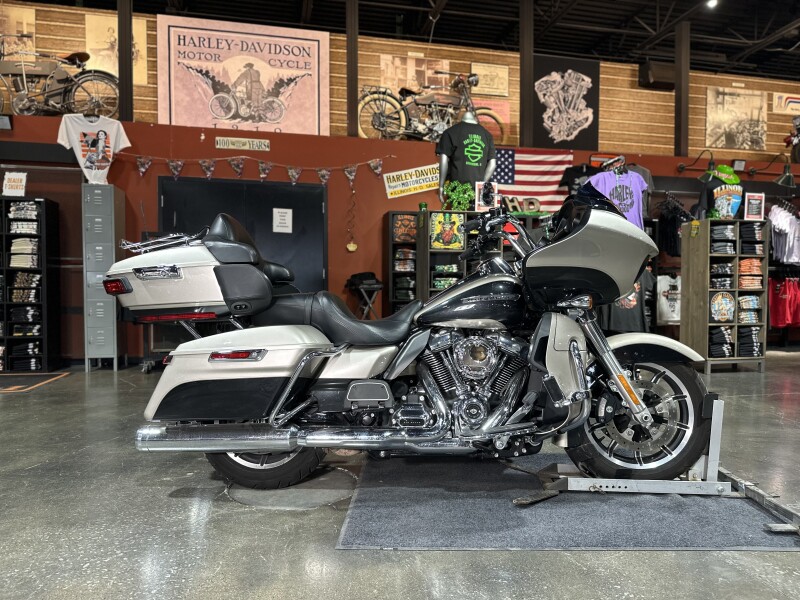 Harley-Davidson® Road Glide® Ultra 2018 FLTRU SLVFRTN/BLKTPST W/PINSTRIPE