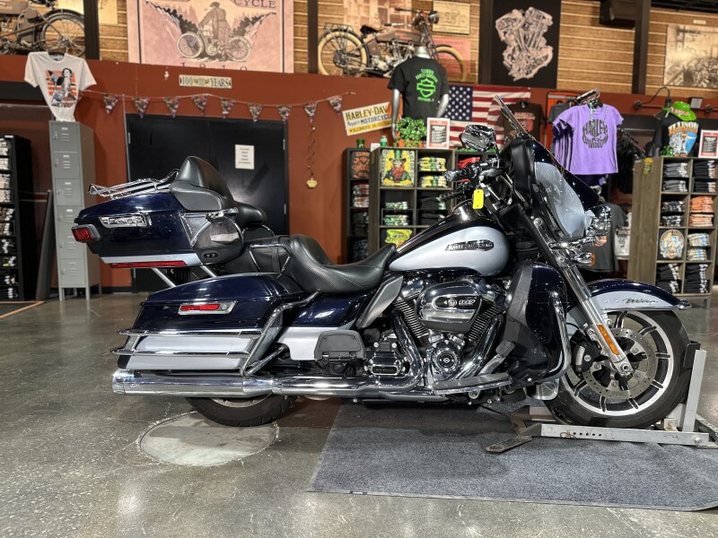 Harley-Davidson® Electra Glide® Ultra Classic® 2019 FLHTCU MDNTBLU/BARSLVR W/PINSTRIPE