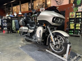 Harley-Davidson® Road Glide® Ultra 2018 FLTRU SLVFRTN/BLKTPST W/PINSTRIPE thumb 2