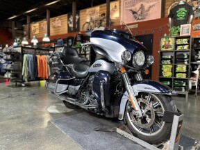 Harley-Davidson® Electra Glide® Ultra Classic® 2019 FLHTCU MDNTBLU/BARSLVR W/PINSTRIPE thumb 2