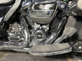 Harley-Davidson® Electra Glide® Ultra Classic® 2019 FLHTCU MDNTBLU/BARSLVR W/PINSTRIPE thumb 0