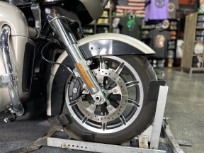 Harley-Davidson® Road Glide® Ultra 2018 FLTRU SLVFRTN/BLKTPST W/PINSTRIPE thumb 1