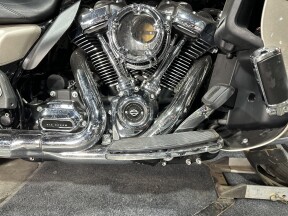 Harley-Davidson® Road Glide® Ultra 2018 FLTRU SLVFRTN/BLKTPST W/PINSTRIPE thumb 0