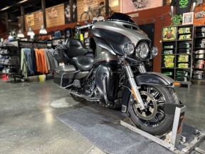 Harley-Davidson® Ultra Limited 2019 FLHTK INDGRYDNM/BLKDN W/PINSTRIPE thumb 2