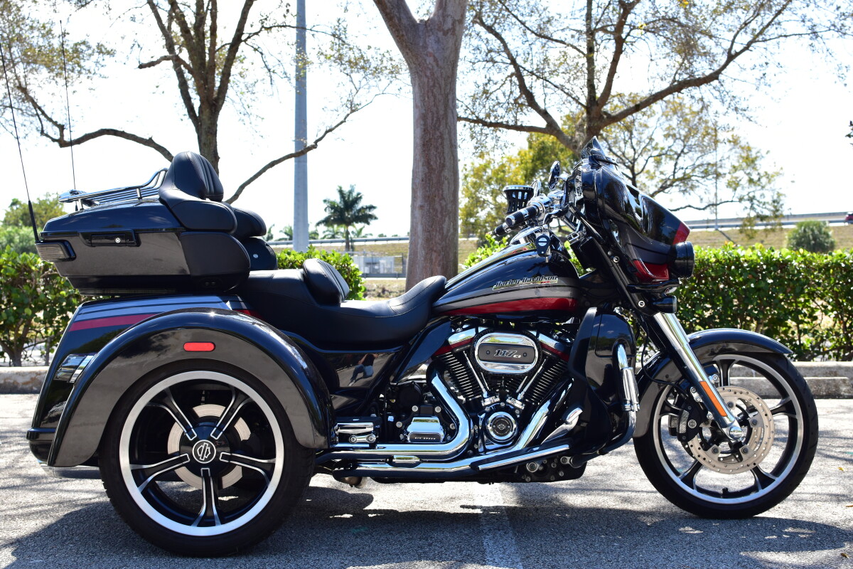 2017 Harley-Davidson® CVO™ Limited FLHTKSE | Rockstar Harley-Davidson®