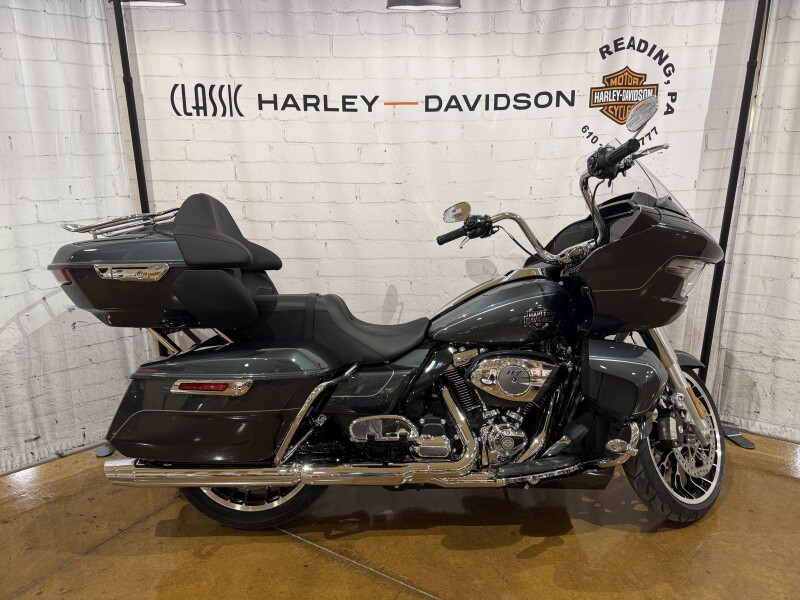 2026 Harley-Davidson® Road Glide Limited Iron Horse Metallic Chrome Trim