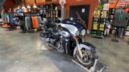 Harley-Davidson® Electra Glide® Ultra Classic® 2019 FLHTCU MDNTBLU/BARSLVR W/PINSTRIPE