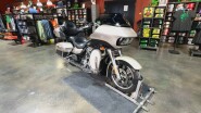 Harley-Davidson® Road Glide® Ultra 2018 FLTRU SLVFRTN/BLKTPST W/PINSTRIPE
