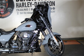 2026 Harley-Davidson® Street Glide® FLHX thumb 3