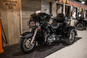 2023 Tri Glide® Ultra (FLHTCUTG) thumb 2