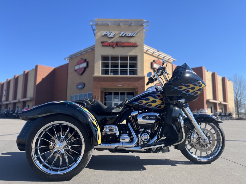 2024 Harley-Davidson® FLTRT Road Glide® 3 Vivid Black/Custom Flames 858548