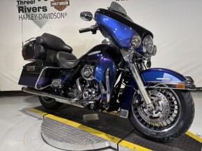2010 Harley-Davidson® Electra Glide® Ultra Limited Two-Tone Vivid Black/Black Ice Pearl thumb 2