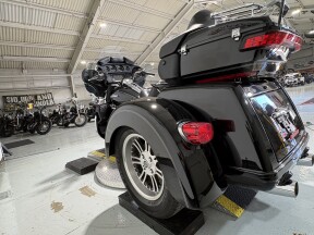 2015 Harley-Davidson® Tri Glide® Ultra Black thumb 1