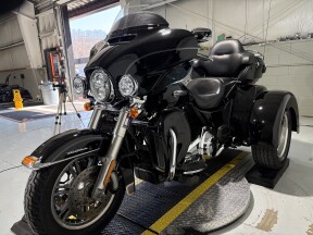 2015 Harley-Davidson® Tri Glide® Ultra Black thumb 0