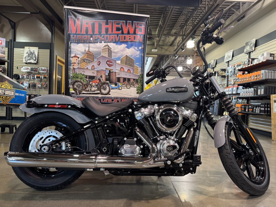 2026 Harley-Davidson® Street Bob® Dark Billiard Gray Chrome Cast Wheels