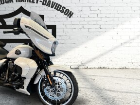 2026 Harley-Davidson® Street Glide Limited White Onyx Pearl Black Trim thumb 2