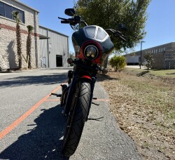 2016 Harley-Davidson® Iron 883™ XL 883N thumb 2