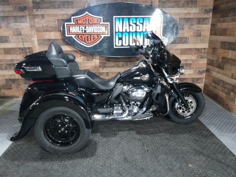 2023 Harley-Davidson® Tri Glide® Ultra Vivid Black