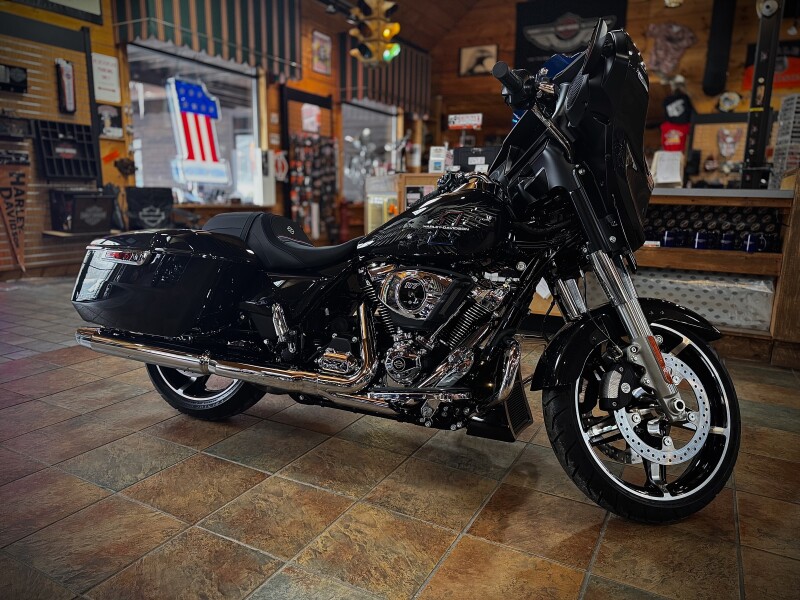 2026 Harley-Davidson® Street Glide® Midnight Ember Chrome Trim