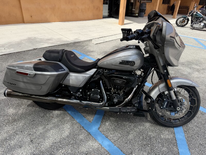FLHXSE 2023 CVO™ Street Glide®